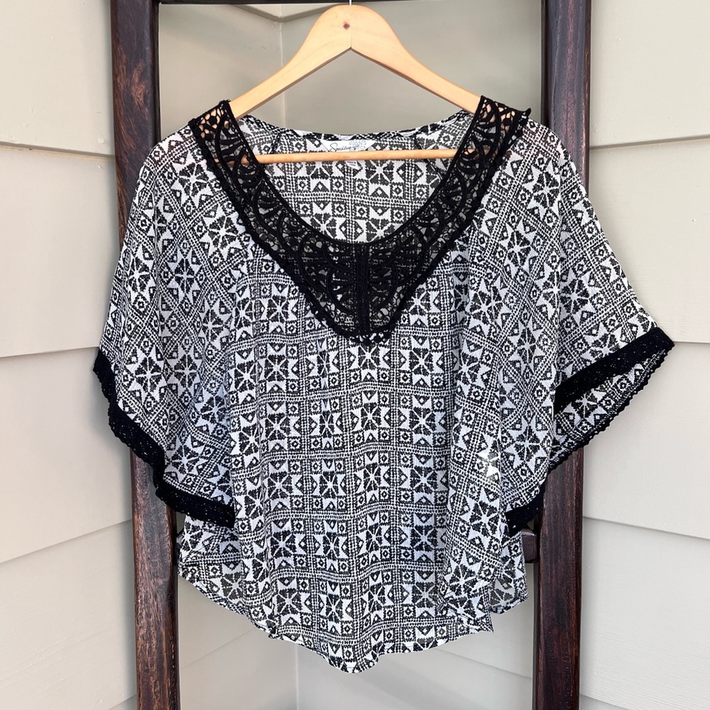 Speechless Women’s Blouse Medium Boho Poncho Style Top Black White Semi Sheer